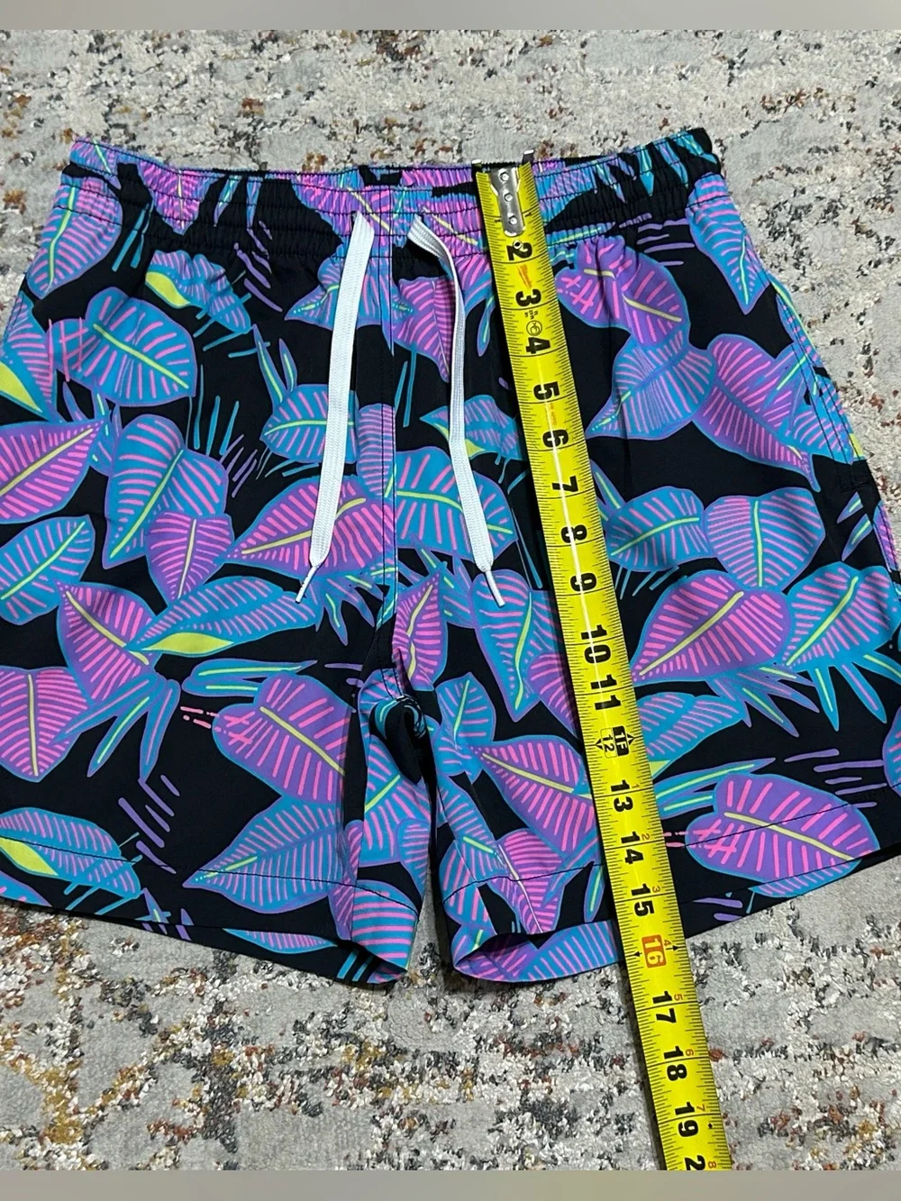 Chubbies Fluorescent Funk swim trunks size Medium 5.5 inseam